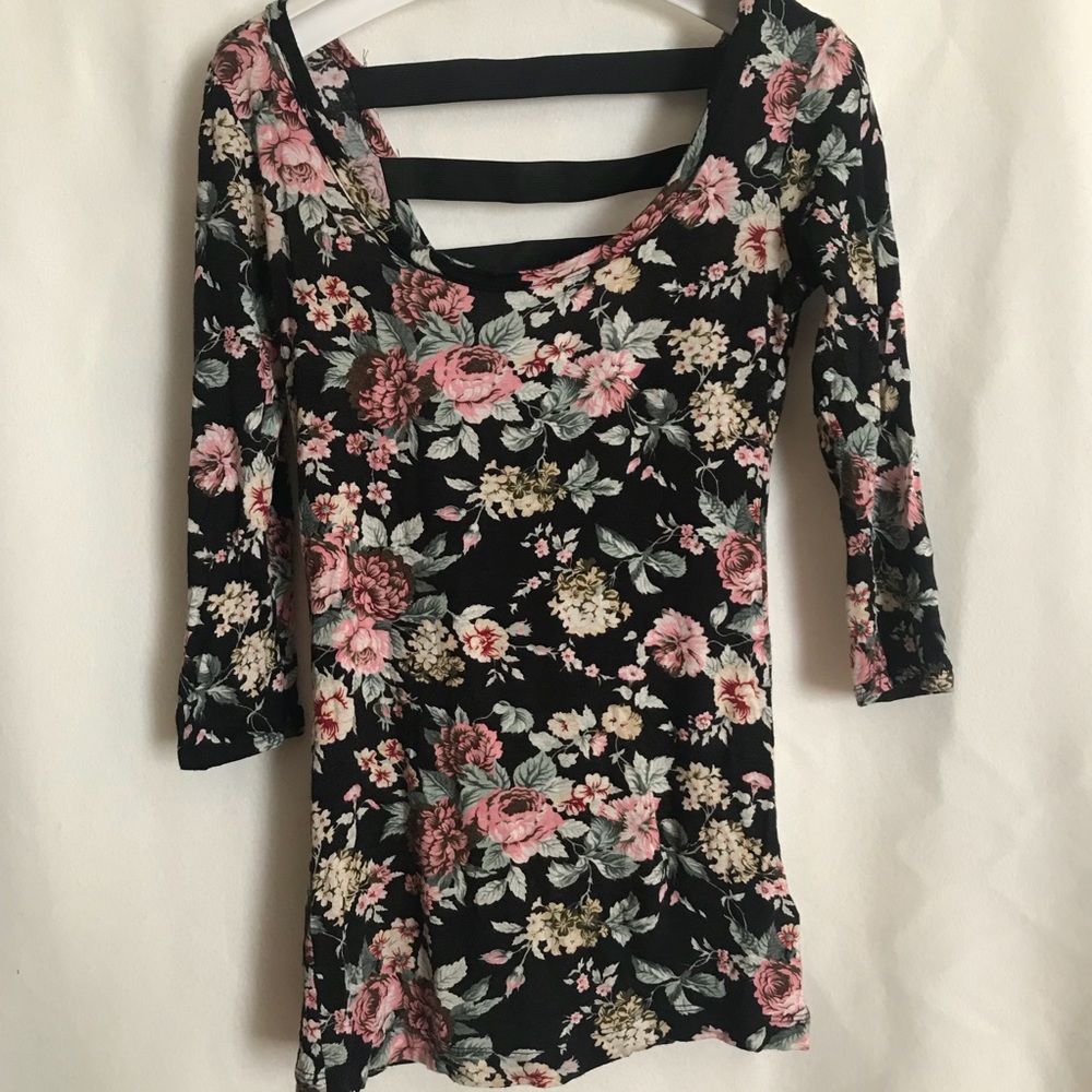 Soft Floral 3/4 Sleeve. Women. Back details. Small